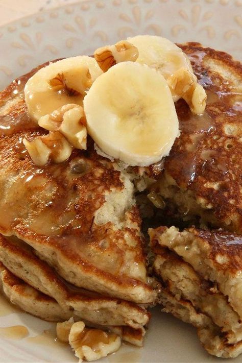 Looking for breakfast ideas? Try cooking these easy banana nut pancakes. Use walnuts, cinnamon, and bananas to cook the best banana pancakes for breakfast or brunch. Banana Walnut Pancakes, Banana Nut Pancakes, Nice Food, Dessert Aux Fruits, Idee Pasto, Savory Cakes, Banana Nut Bread, Pancakes Easy, Banana Nut