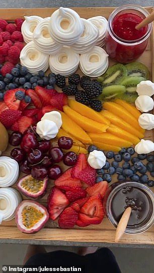 Pavlova Grazing Platter, Grazing Platter, Grazing Board, Dessert Platter, Pavlova Recipe, Party Food Buffet, Charcuterie Inspiration, Party Food Platters, Charcuterie Recipes