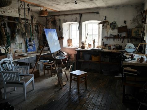 Messy Artist Aesthetic, Painters Room, Artist Table, Paint Room, Art Studio Space, Art Studio Room, Pallet Painting, Artist Aesthetic, Studio Room