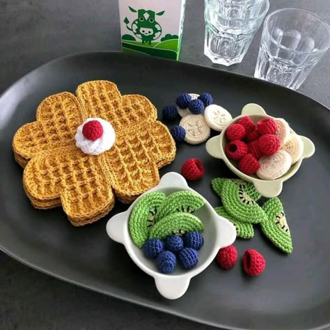 Waffle Crochet, Crochet Waffle, Crochet Cake, Hantverk Diy, Easy Crochet Animals, Crochet Fruit, Toy Food, Crochet Business, Crochet Food