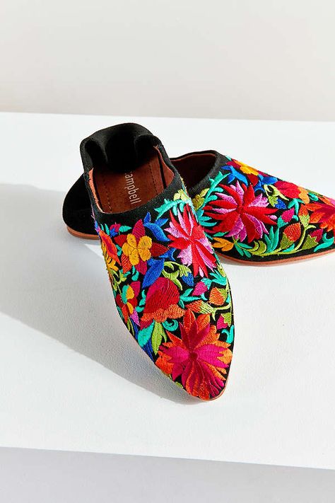 Desert Clothing, Embroidered Flats, Diy Shoes, Footwear Design Women, Shoe Obsession, Awesome Stuff, Ankle Straps, Sneakers Boots, Shoes Shoes