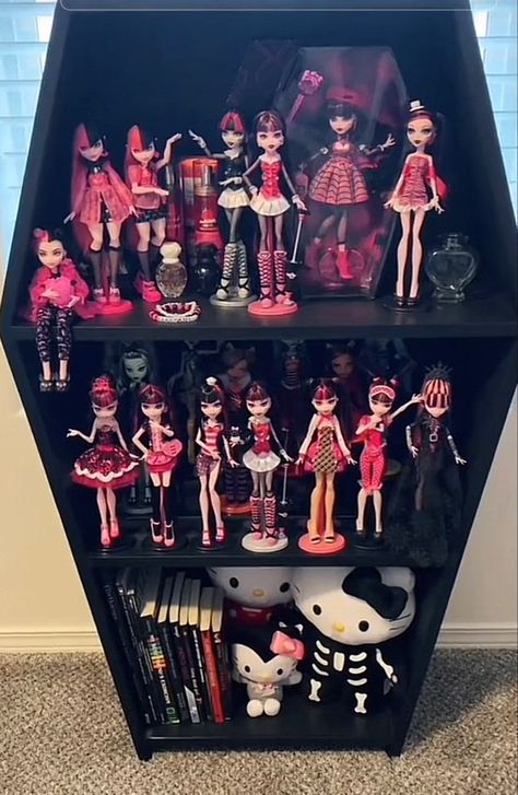 Draculaura Bedroom Aesthetic, All Draculaura Dolls, Draculaura Bedroom, Doll Room Ideas, Monster High Restyle, Monster High Aesthetic Outfit, Monster High Bedroom, Monster High Room, Monster High Collection