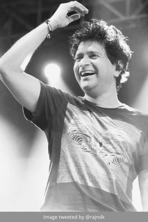 Bollywood singer KK has left the world with his charming smile Kk Singer, Bollywood Singers, Phone Wallpaper For Men, Famous Singers, All Songs, Indian Fashion Dresses, Singers, Indian Fashion, Krishna