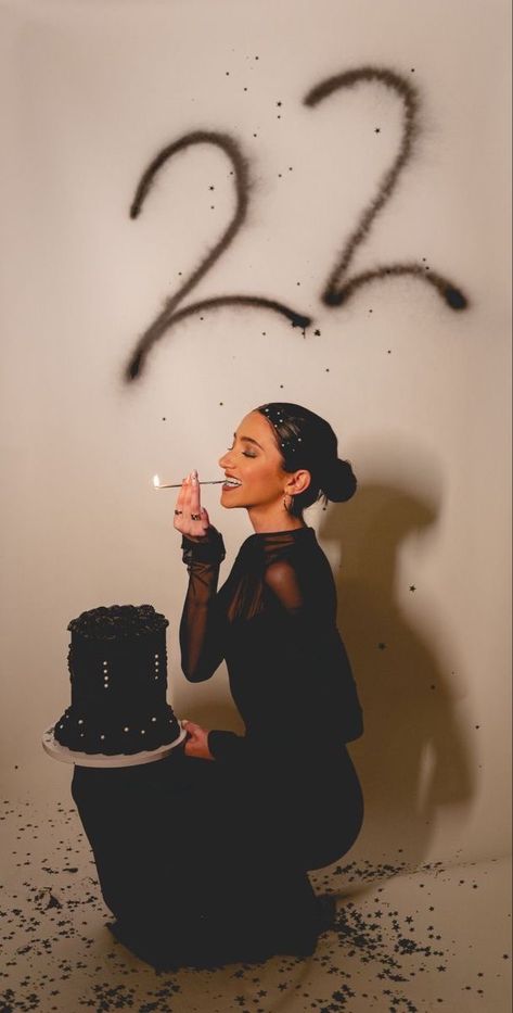 White Birthday Aesthetic, Cute Birthday Pictures, 21st Birthday Photoshoot, Birthday Ideas For Her, Beautiful Photoshoot Ideas, Cake Candles, Backdrop Photography, Creative Photoshoot Ideas, Glam Photoshoot