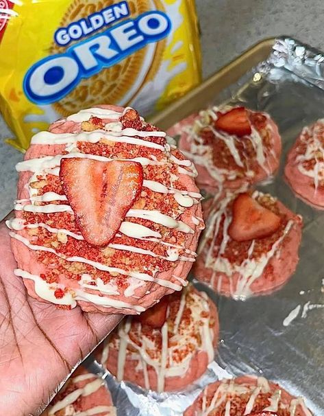 Miya Gambari Strawberry Crunch Donut, Strawberry Crunch Cookies Recipe, Strawberry Shortcake Cookies Recipe, Strawberry Crunch Desserts, Strawberry Crunch Crumble Recipe, Strawberry Crunch Recipe, Strawberry Crunch Cookies, Oreo Crunch, Exotic Snacks