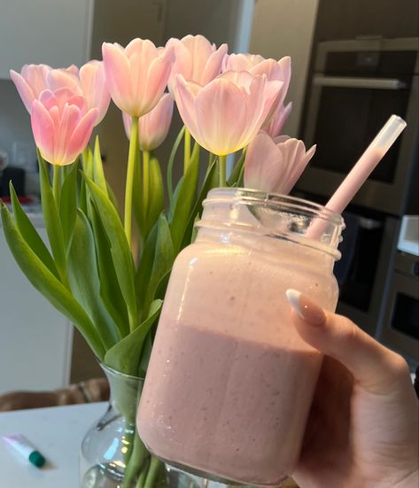 pink smoothie clean girl coquette gurly aesthetic pink drink Delicious Smoothie Recipes, Pink Smoothie, Baby Pink Aesthetic, Pink Foods, Pink Life, Dried Strawberries, Mango Smoothie, Pink Drinks, Flower Therapy