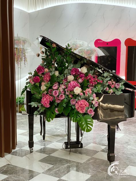 Piano With Flowers, Decor With Flowers, Old Piano, Piano Decor, Rose Parade, Old Pianos, Flower Installation, Grand Piano, Luxury Wedding