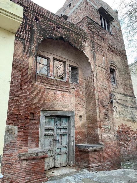 Haveli (Now in ruins)of Sardar Sham Singh Attariwala near Amritsar. A great Sikh General and fighter of Anglo-Sikh war of 1840s.   Sham Singh Attariwala was a general of the Sikh Empire. He was born in the 1790s in the house of well known Sikh farmers in the town of Attari, Amritsar, in the Majha region of Panjab, India. As a child he was educated in Gurmukhi and Persian. 1984 Amritsar, Haveli Design, States Of India, Amritsar, Old Pictures, Old Houses, A Child, Persian, India