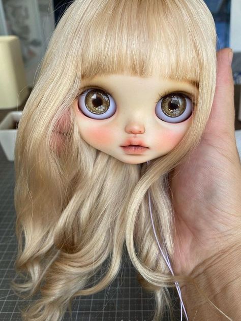 Blythe Face Up, Blythe Makeup, Blythe Face, Blonde Hair For Hazel Eyes, Short Hair Fringe, Dolly World, Doll Plushies, Mixed Media Sculpture, Short Blonde Hair