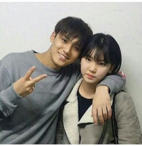 His younger sister Kim min Seo who’s born in 2001 Mingyu Childhood Photos, Mingyu Sister, Woozi And Mingyu, Mingyu And Woozi, Jeonghan Mingyu, Bahasa Jepun, Pledis Seventeen, Seventeen Memes, Kim Min Gyu