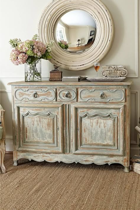 Commode Shabby Chic, Vstupná Hala, European Style Homes, French Country Furniture, French Country Bedrooms, French Country Design, Shabby Chic Dresser, Antique Cabinets, French Country Decor