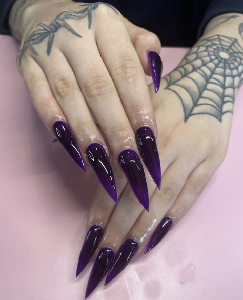 Halloween Nails Acrylic Purple, Black Vampire Nails, Gothic Nails Purple, Purple Glossy Nails, Spooky Nails Stiletto, Dark Purple Red Nails, Purple Blooming Gel Nails, Dark Purple Stiletto Nails, Simple Gothic Nails