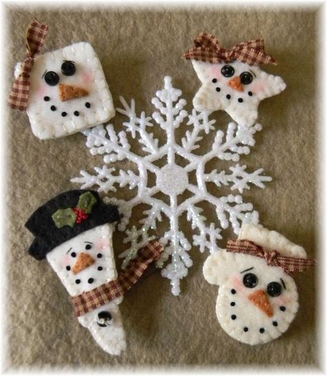 Diy Schneemann, Winter Pins, Large Christmas Tree, Felt Pattern, Snowman Crafts, Crafts Christmas, Christmas Dolls, Felt Christmas Ornaments, Penny Lane