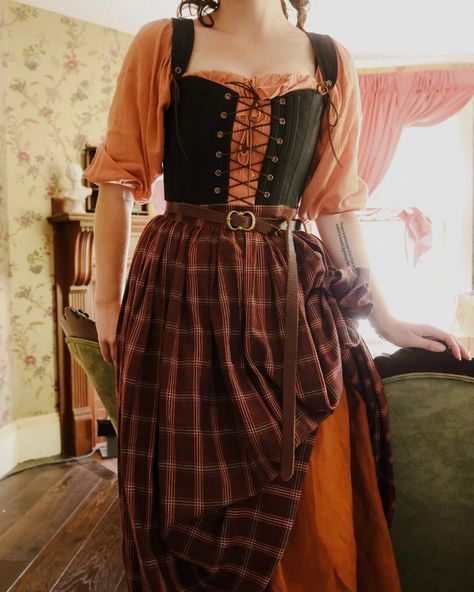 Weekend warrior • Instagram Comfortable Ren Faire Outfit, Fall Witch Ren Faire, Orange Ren Faire Outfit, Thrift Ren Faire, Harvest Festival Outfit Ideas, Reinessance Fair Outfit, Fall Ren Faire Outfit, Medieval Scottish Clothing, Renfaire Outfit Women