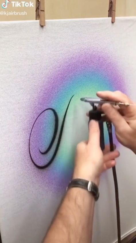 Airbrush Art Ideas, Airbrush Tutorial, Beautiful Graffiti, Airbrush Painting, Beautiful Comments, Airbrush Tattoo, Art Studio Space, Garden Figures, Tattoo Collection