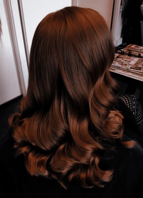 Old Money Auburn Hair, Chocolate Orange Hair, Dark Ginger Brown Hair, Black Auburn Hair, Italian Hairstyles Woman, Coffee Hair Color, Mahogany Hair, Italian Hair, Texas Hair