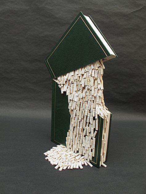 Old Book Art Ideas, Book Page Sculpture, Art With Books, 3d Book Art, Upcycled Books Crafts, Book Installation, Old Book Art, Book Art Sculptures, Book Art Projects