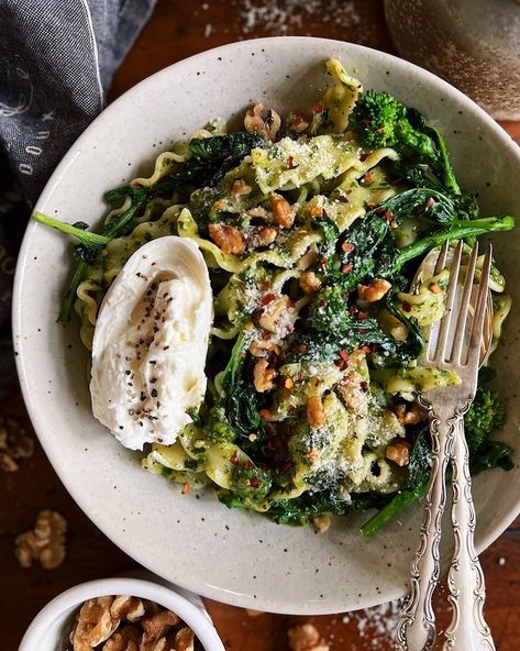 Pasta With Burrata, Avocado Farm, Broccoli Rabe, Roasted Broccoli, Pesto Pasta, Red Pepper Flakes, Red Pepper, Veggie Recipes, Healthy Weight