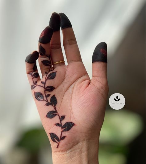 Black Mehndi Designs Simple, Leaf Mehendi Designs, Mehandi Practice, Beautiful Simple Mehndi Design, Henna Tattoo Designs Hand, Simple Henna Tattoo, Very Simple Mehndi Designs, Simple Mehndi Designs Fingers, Pretty Henna Designs