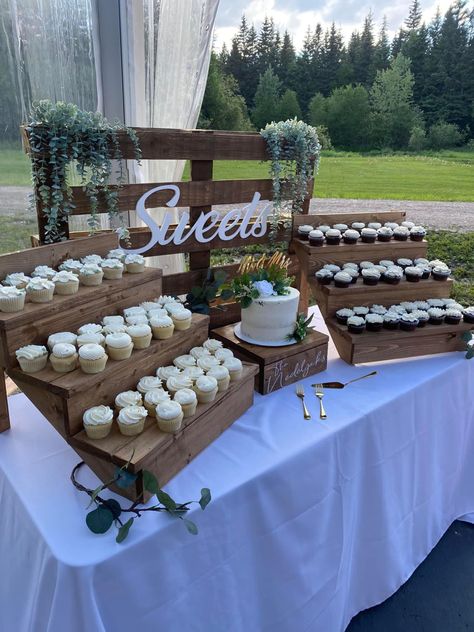 Rustic Cake Stands Wedding, Shabby Chic Decor Wedding, Cupcake Stands Ideas, Rustic Cake Display Wedding, Dessert Table For Engagement Party, Cake Decorating Table Ideas, Wedding Ideas Dessert, Wedding Cupcake Stand Ideas, Rustic Cake Table Ideas