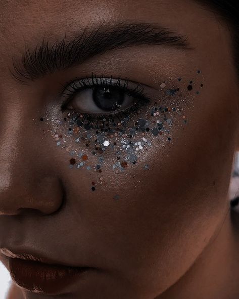 Body Glitter Ideas, Coldplay Concert Outfit Ideas, Saltburn Party, Cinderella Makeup, Under Eye Makeup, Festival Glitter, Formal Makeup, Glitter Eye Makeup, Glitter Party