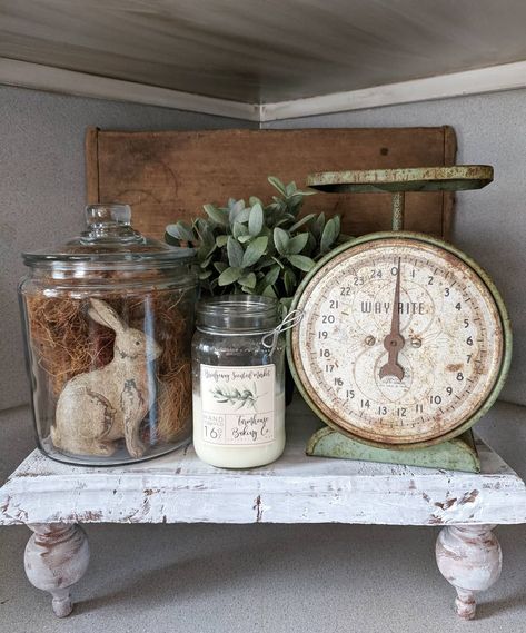 Vintage Spring Aesthetic, Vintage Scale Decor, Vintage Spring Decor, Spring Mantle Decor, Vintage Scales, Spring Mantle, Vintage Scale, Living Vintage, Spring Decor Diy