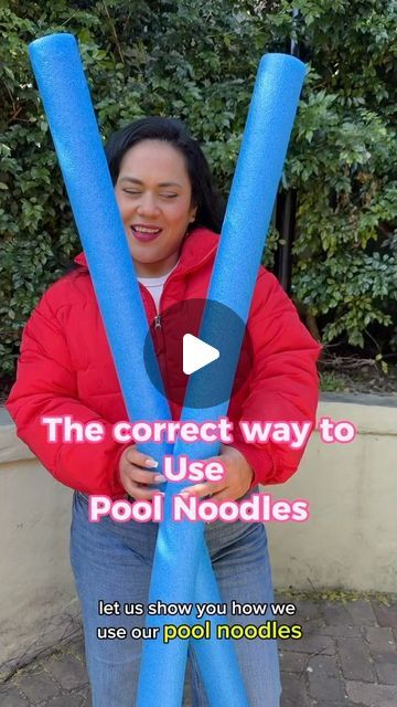 Floral Designer Agency by Danni & Caro on Instagram: "✔️HOW TO USE POOL NOODLES Here is our take on how to correctly use pool noodles with faux flowers. We applied our technique of wreath wrapping and mesh covering which will enable your pool noddles to last for a long time and make a fantastic base for any floral arrangement.  Quick Bonus tip on how to connect two pool noodles in a strong way in the video too! DO YOU USE POOL NOODLES? Let us know in the comments and share your experiences, we’d love to hear from you! SHARE, like and follow for more tips  #twinflora #hacks #floristhacks #poolnoodle #craft #diy #florist" Pool Noodle Garden Ideas, Pool Noodle Floral Arch, Pool Noodle Archway, Pool Noodle Flower Arch Diy, Pool Noodle Table Centrepiece, Pool Noodle Arch Diy, Pool Noodle Floral Arrangement, Pool Noodle Arch, Pool Noodle Garland Diy