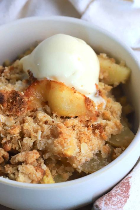 Sugar Free Apple Crisp, Low Sugar Desserts, Sugar Free Baking, Sugar Free Recipes Desserts, The Spike, Sugar Free Low Carb, Apple Crisp Recipes, Healthy Apple, Crisp Recipe