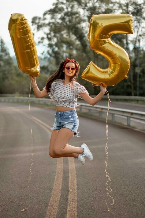 Quinceanera Pictures, Quinceanera Photoshoot, Photography Friends, Quinceanera Photography, Anniversaire Diy, 21st Birthday Photoshoot, 30 Birthday, Cute Birthday Pictures, Birthday Photography