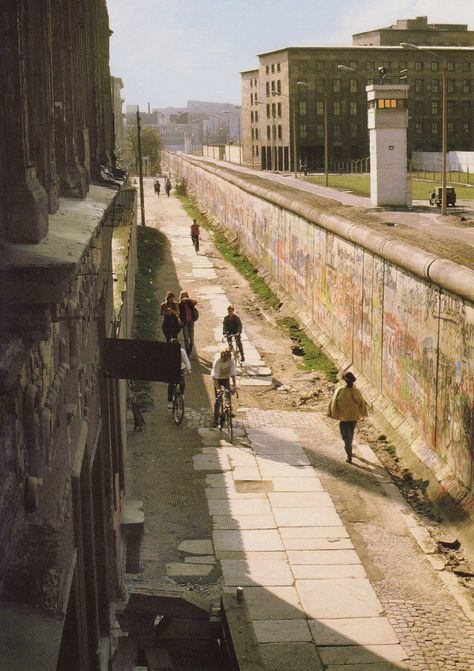 The border along Niederkirchnerstraße, West. Now the site of the Topographie des Terrors (Topography of Terror) open air museum. History Of Germany, Checkpoint Charlie, The Berlin Wall, West Berlin, East Berlin, German History, Berlin Wall, East Germany, Berlin Germany