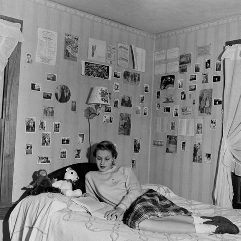 ☏ theredtele℘honε.: School days. 1950s Bedroom, 1950s Girls, Cool Room Designs, Teen Girl Bedroom, Vintage Room, Old Photographs, Vintage Life, Mid Century Decor