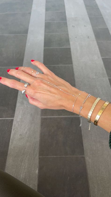 Hand Jewellery, Hand Chain Bracelet, Ring Bracelet Chain, Paris Mode, Hand Bracelet, Dope Jewelry, Classy Jewelry, Jewelry Lookbook, Stacked Jewelry