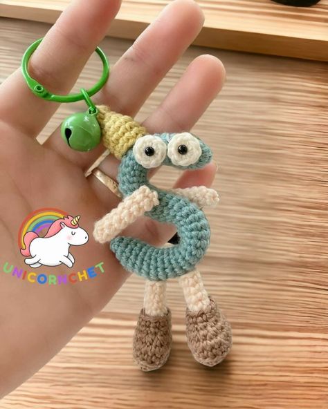 Crochet Keychain Patterns, Crochet Alphabet Letters, Crochet Keyring Free Pattern, Crochet Letters Pattern, Mario Crochet, Keychain Patterns, Crochet Alphabet, Crochet Letters, Doll Amigurumi Free Pattern