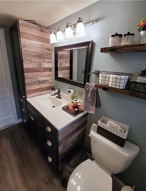 Small Half Bathroom, Western Bathroom Decor, Country Style Bathrooms, Rustic Bathroom Remodel, Western Bathroom, Western Bedroom Decor, Ranch House Decor, Cabin Bathrooms, Barn Style House Plans