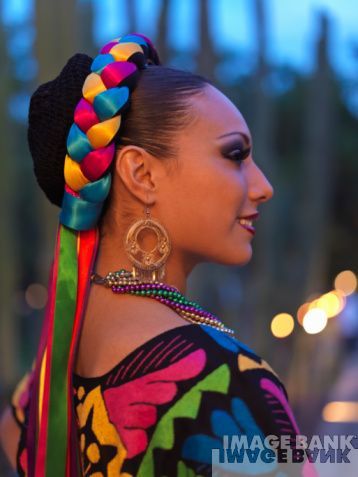 Trenzado típico, México. Mexican Hairstyles, Traditional Mexican Dress, Ballet Folklorico, Mexican Traditions, Mexican Fashion, Mexican Heritage, Mexican Women, Mexican Party, Traditional Mexican