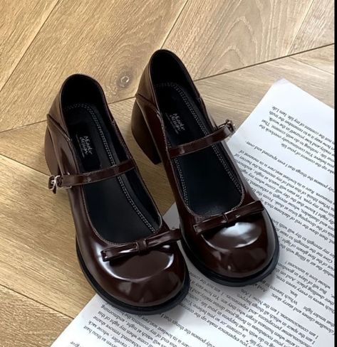 Mary Janes Aesthetic, Brown Mary Jane Heels, 1940s Shoes, Brown Mary Janes, Mode Shoes, Dr Shoes, Dream Outfits, Funky Shoes, Cute Heels