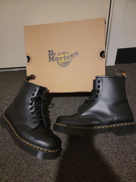 Doc Martens Aesthetic Men, Doc Marten Boots, Steve Madden Boots Outfit, Doc Martens Mens, Doc Martens Boots, High Fashion Couture, Lesbian Fashion, Steve Madden Boots, Dr Shoes