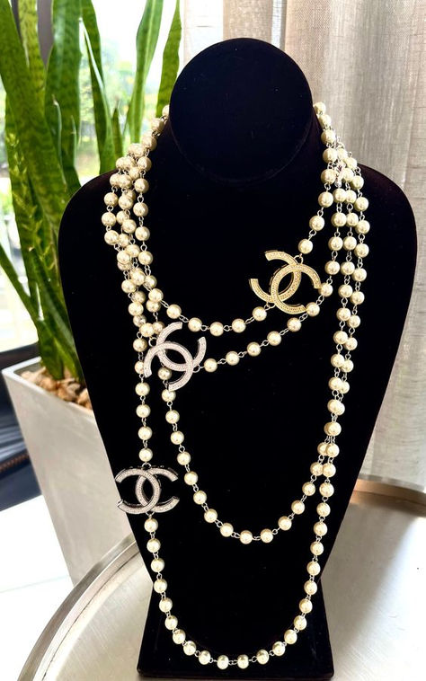 Chanel inspired vintage designer collection. If you’re looking for Chanel necklaces, you’ve come to the right place. Chanel has been making a statement since Coco herself. Vintage Chanel Jewelry, Repurposed Necklace, Necklace Outfit, Real Pearl Necklace, Pearl Vintage, Chanel Pearls, Chanel Necklace, Vintage Repurposed, Button Necklace