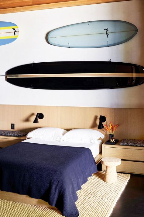 modern teen bedroom with surf decor Surf Skate Aesthetic, Surf Room Boys, Boys Surf Bedroom, Surfer Bedroom Aesthetic, Surf Room Aesthetic, Modern Teen Bedroom, Teen Room Decor Ideas, Surfer Bedroom, Surf Bedroom