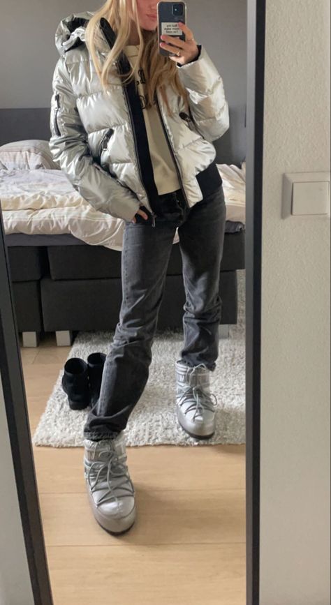 Silver Moon Boots Outfit, Moonboot Outfit Ideas, Moonboot Outfit, Outfit Montagna, Converse Ootd, Moon Boots Outfit, Snow Boots Outfit, Jeans Boots Outfit, Silver Goddess