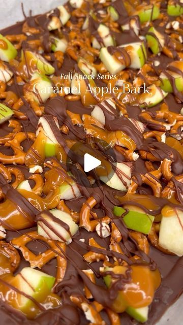 Sierra Georgitsis on Instagram: "Fall Snack Series🍂 Episode 1: Caramel Apple Bark🍏🍫  What you need: 2 green apples, chopped and soaked in lemon juice to prevent browning 2 cups pretzels, crushed 12 oz milk chocolate, melted with 1 tbsp coconut oil 1/2 cup caramel, melted 1/4 cup melted chocolate for drizzle   Chill in fridge for at least 3 hours!   #fallrecipes #caramelapples #chocolatebark #chocolaterecipes #falldesserts #dessert #dessertrecipe #recipeshare #recipevideo" Green Apple Chocolate Bark, Apple And Caramel Desserts, Chocolate Caramel Apple Bark, Caramel Apple Bark With Pretzels, Apple Bark, Brown Snacks, Halloween Desert Ideas Desserts, Autumn Snacks Fall Treats, Halloween Apple Desserts