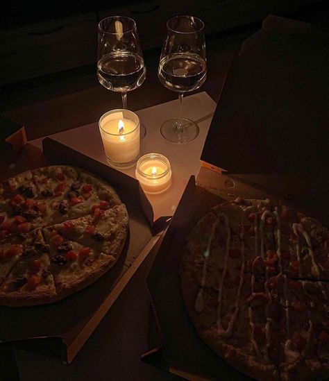 Pizza And Wine Aesthetic Home, Candle Dinner Aesthetic, Chill Couple Aesthetic, Pizza Dinner Aesthetic, Candle Light Dinner At Home, Date Night Aesthetic Dinner, Romance Dinner, Candle Light Dinner Ideas, Candle Night Dinner