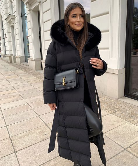 Parka With Fur Hood, Black Jacket Outfit Winter, Black Parka Outfit, Black Jacket Outfit, Parka Outfit, Winter Jacket Outfits, Winter Mode Outfits, Long Winter Jacket, Winter Coat Outfits