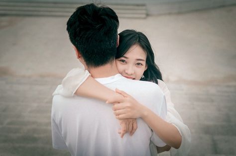 How To Hug A Tall Guy, How To Hug, Woman In White Dress, Tall Friends, Teenage Guys, Woman In White, Tall Man, Tall Boys, White Dress Shirt