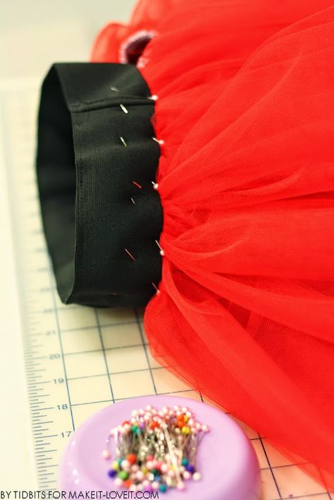 DIY Tulle Skirt…with Wide Elastic Waist Band | Make It and Love It Tutu Diy, Diy Tulle Skirt, Diy Tutu Skirt, Tulle Skirt Tutorial, Diy Elastic, Tutu Tutorial, Diy Tulle, No Sew Tutu, How To Make Tutu