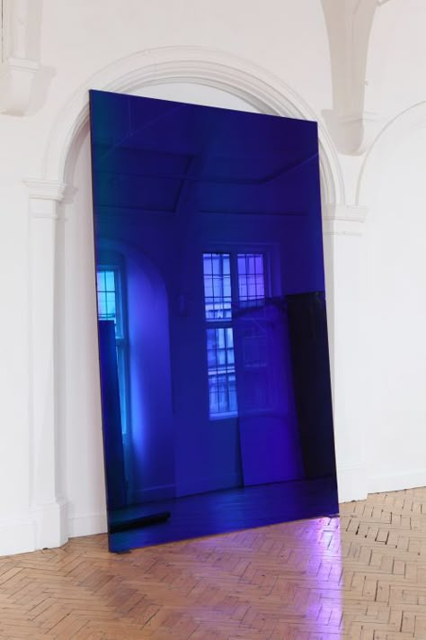 Interaktives Design, Sculpture Installation, Interior Inspo, House Inspo, 인테리어 디자인, Concept Store, Installation Art, Blue Glass, Blue Light