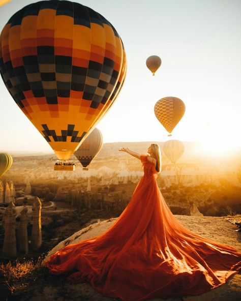 📍Cappadocia, Turkey ��🇹🇷 ● Nowhere on Earth merits a hot air balloon ride quite like Cappadocia. Admire the striking limestone spores from a wonderful vantage point! Trail Dress, Dress For Photoshoot, Tale Dress, Flying Dress, Spring Portraits, Dress Engagement, Photography Dress, Rent Dresses, Long Trail