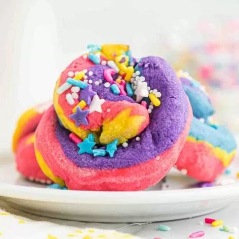 Unicorn Poop Cookies - Desserts On A Dime Fried Oreos Recipe, Unicorn Poop Cookies, Deep Fried Oreos, Fried Oreos, Unicorn Poop, Sugar Cookie Dough, Cookies Recipes, Easy Cookies, Cookie Desserts