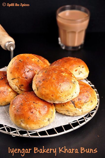 Savoury Buns, Indian Bakery, Fancy Snacks, Chocolate Buns, Stuffed Buns, Bun Making, Indian Breads, Buns Recipe, Brown Bread