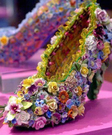 Love flowers! Mosaic Shoes, Candace Bahouth, Fairy Shoes, Skirt Diy, Fairy Clothes, Flower Shoes, Floral Fashion, Shoe Art, Arte Floral